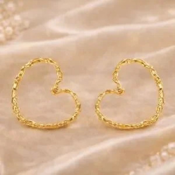 Jewelry - Vintage Gold Heart Earrings